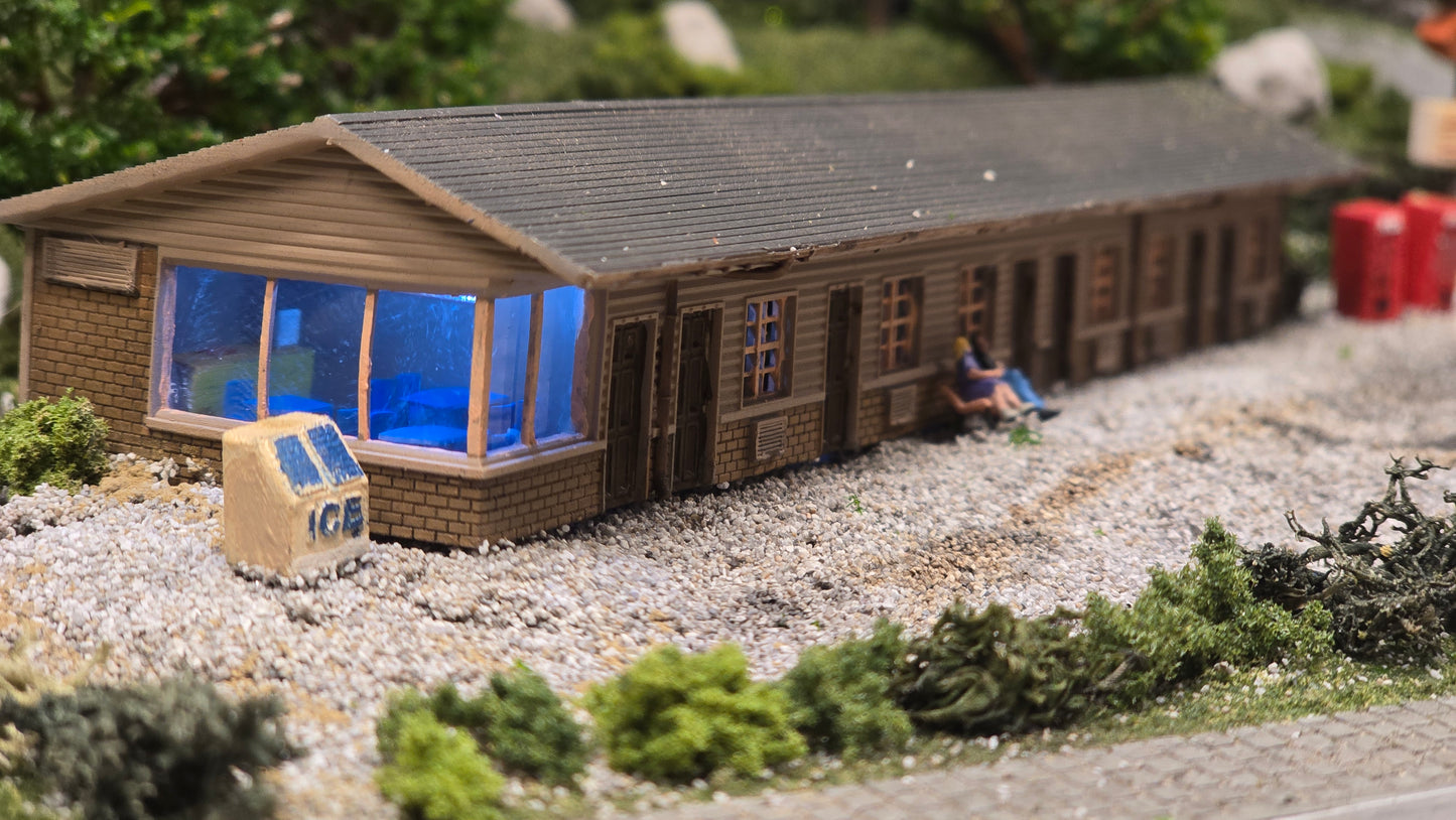 N Scale Golden Rail Motel – 1:160 – Highly Detailed Roadside Motel Building