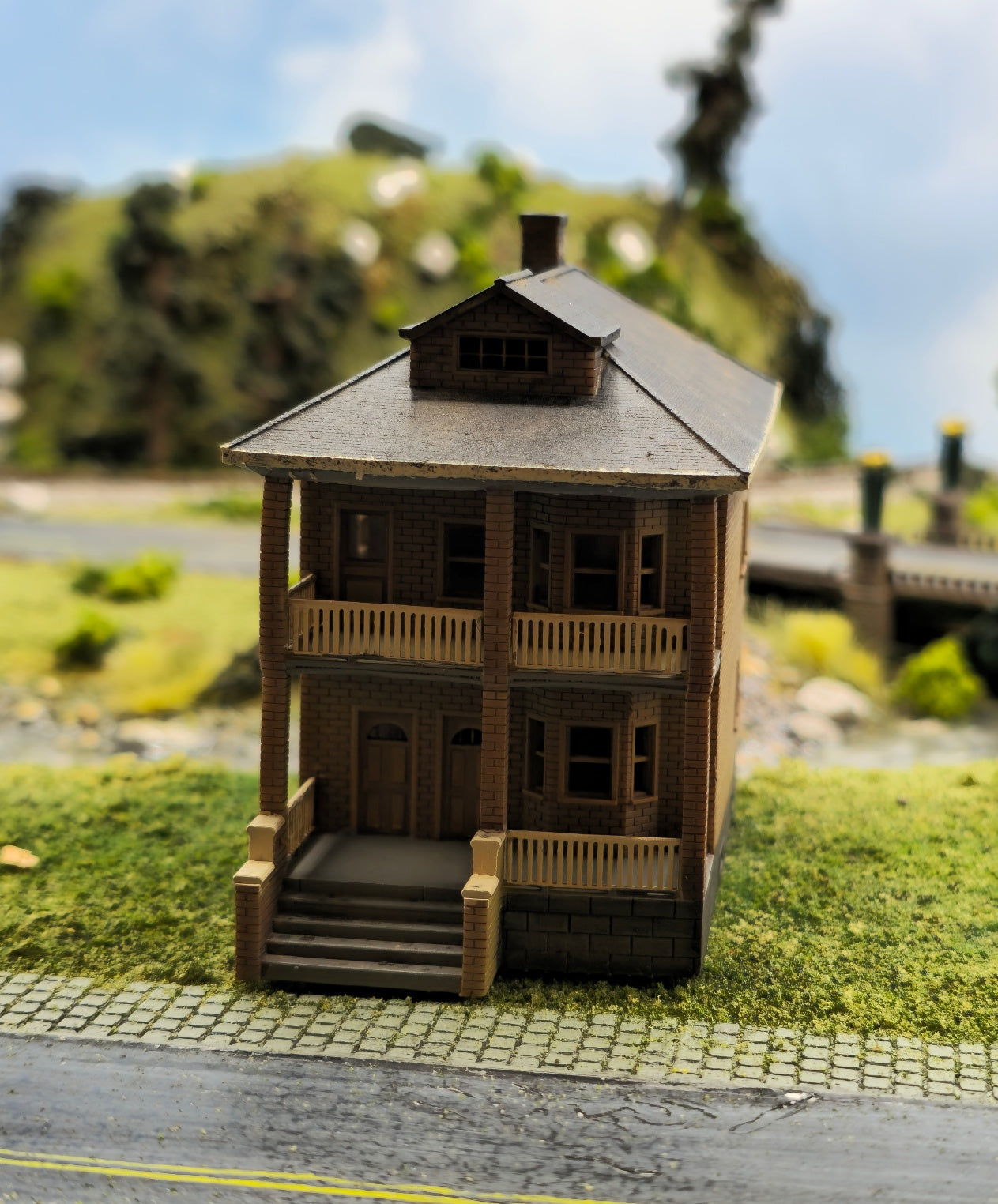 N Scale Oak Street Two-Family House – Highly Detailed Railroad Town Building